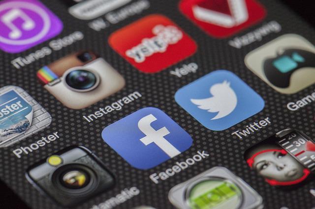 Oroscopo: questi segni dipendono dai social