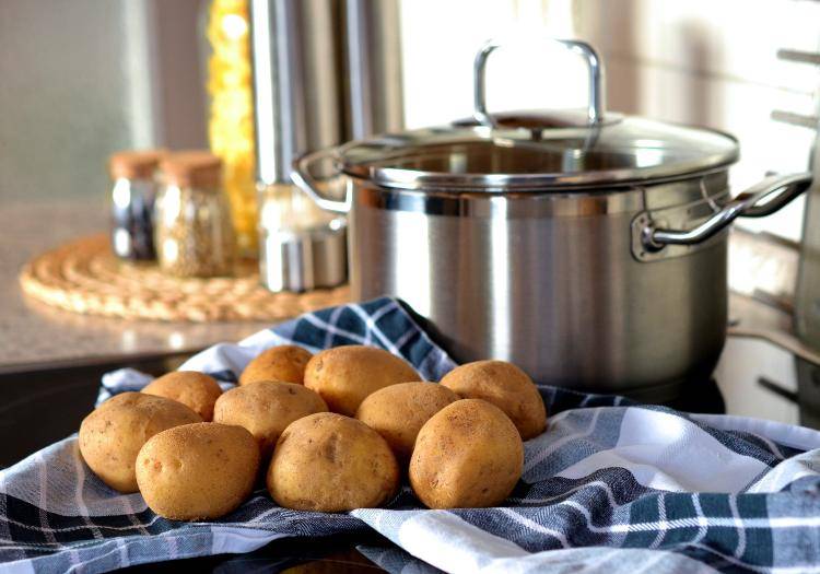 Doccia piena di aloni? Utilizza le patate (Pexels)