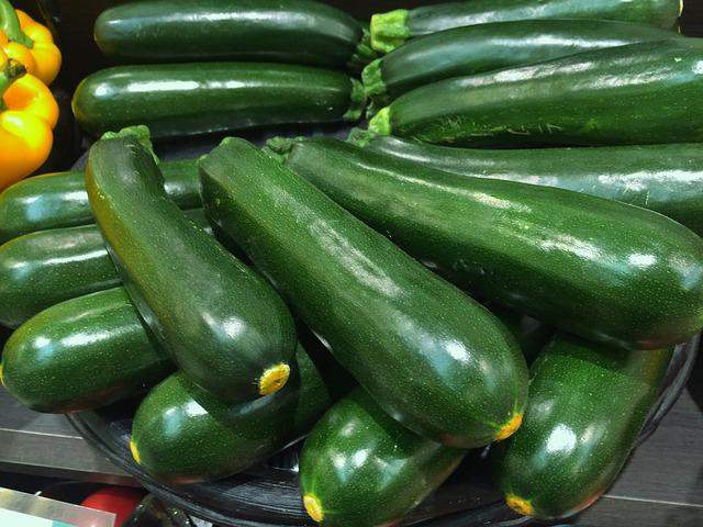 Pizza di zucchine in teglia: veloce e buonissima, tutti l'adoreranno