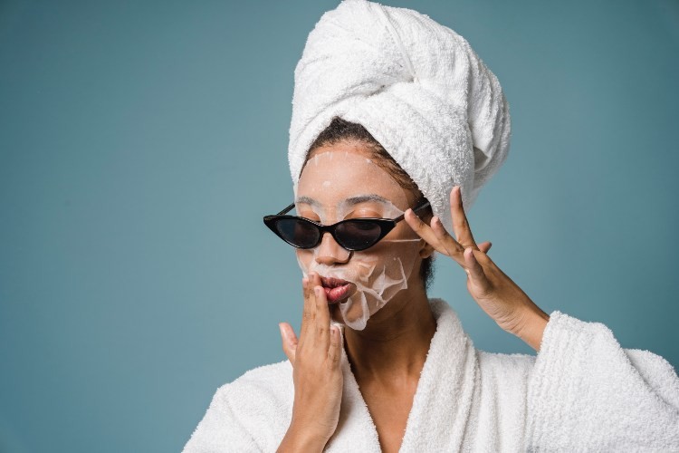 Usa l'acqua frizzante per lavare il viso (Pexels)