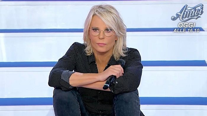 Maria De Filippi: ecco cosa fa durante le puntate