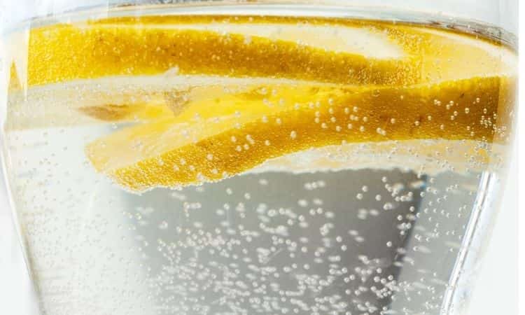 Acqua limone fa bene 