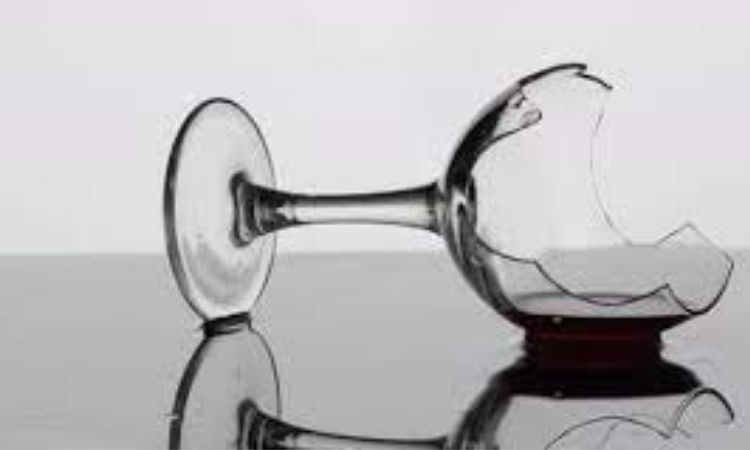 Bicchiere rotto vetro indifferenziata