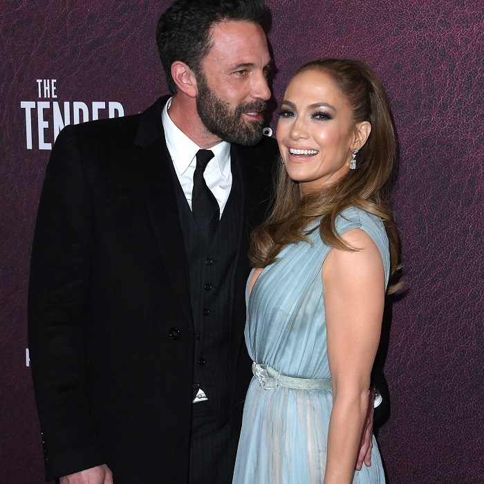 Jennifer Lopez: davvero costa così la borsa? Leggi bene 8 Gli outfit di Jennifer Lopez