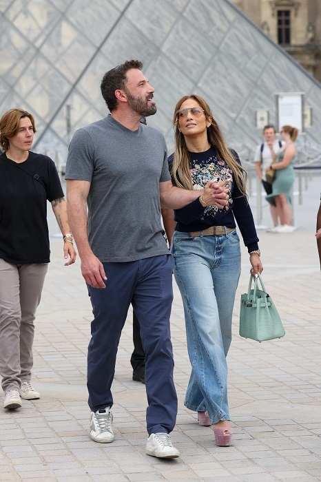 Jennifer Lopez: davvero costa così la borsa? Leggi bene 9 Gli outfit di Jennifer Lopez