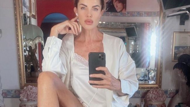 alba parietti foto costume