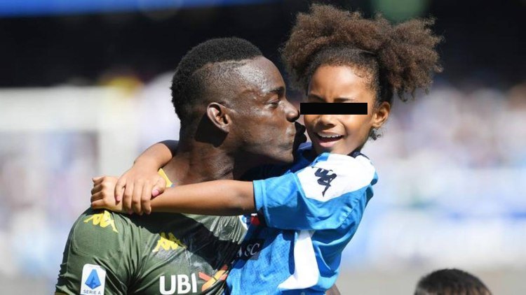 Mario Balotelli e sua figlia (Gazzetta)