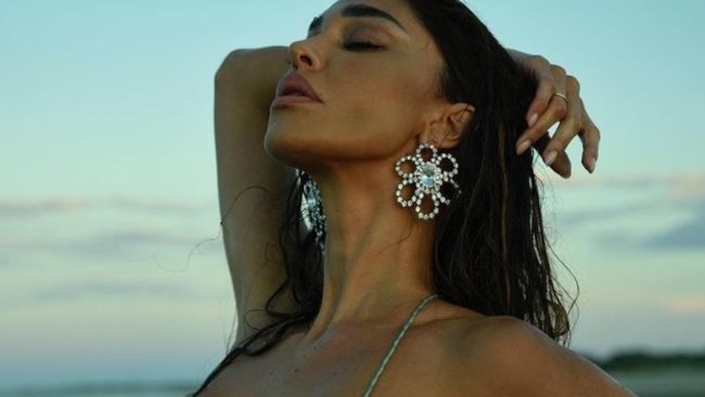 belen topless da urlo