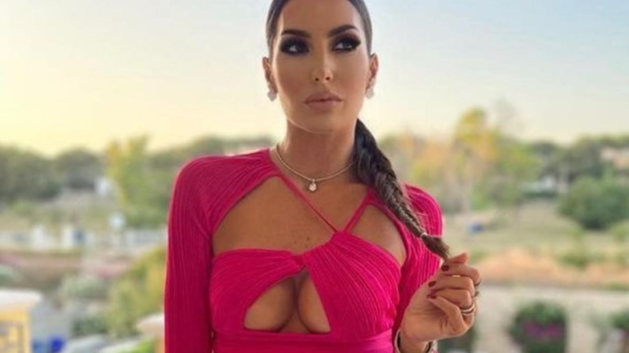 Elisabetta Gregoraci: il costumino rosso è un colpo al cuore Elisabetta Gregoraci: il costumino rosso è un colpo al cuore