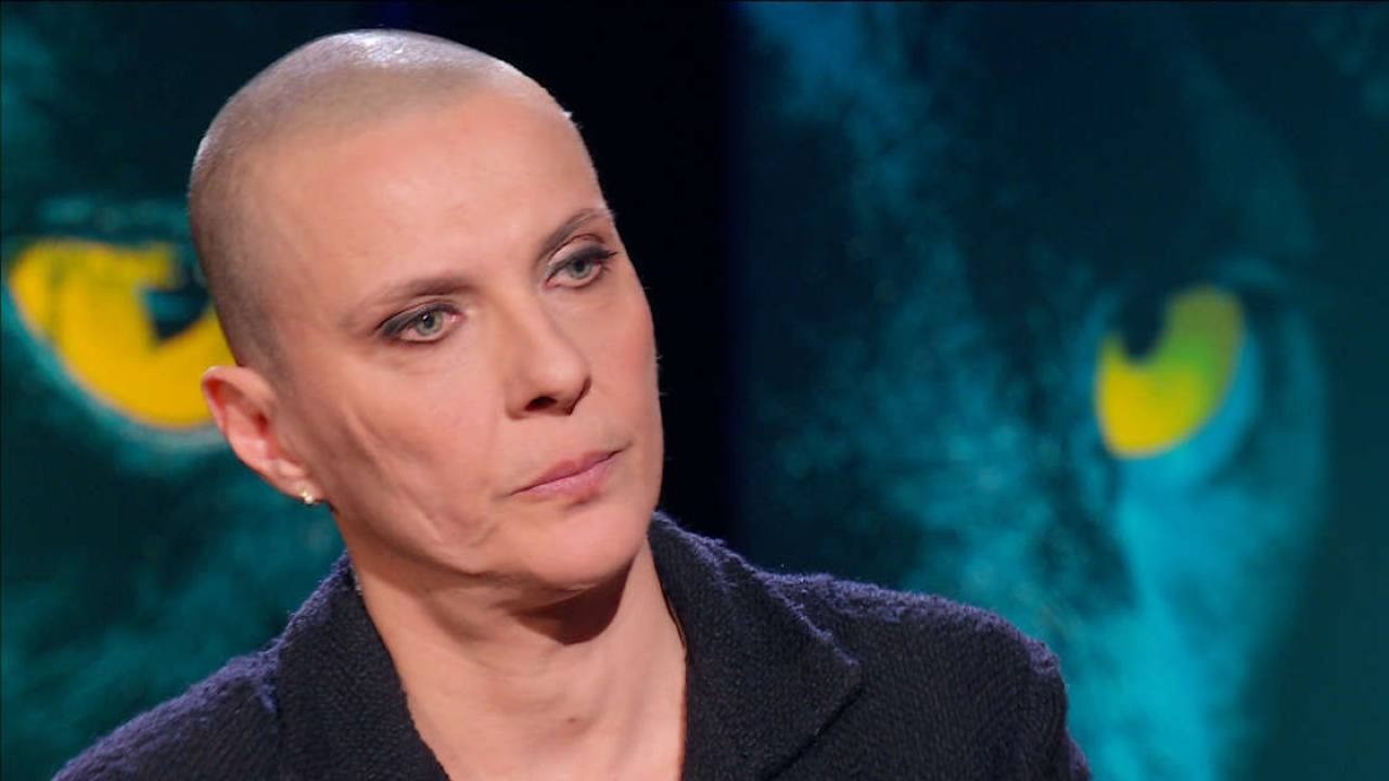 Rosalinda Celentano: sapete perché si rasa i capelli? Motivo toccante Rosalinda Celentano: sapete perché si rasa i capelli? Motivo toccante