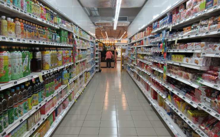 A volte i prezzi dei prodotti al supermercato e tutte le offerte esposte per attirare il consumatore
