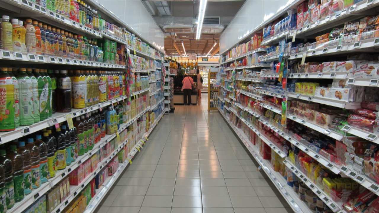 A volte i prezzi dei prodotti al supermercato e tutte le offerte esposte per attirare il consumatore