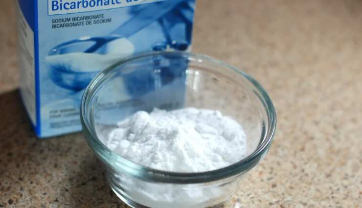 Baking soda is a valuable ally in cleaning the bottle