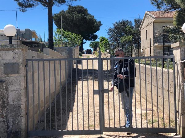 Pensano che stia giocando: 12enne trovata morta in giardino, si è suicidata 6 bambina.suicida leggilo.org 21.9.22 scaled e1663772308192