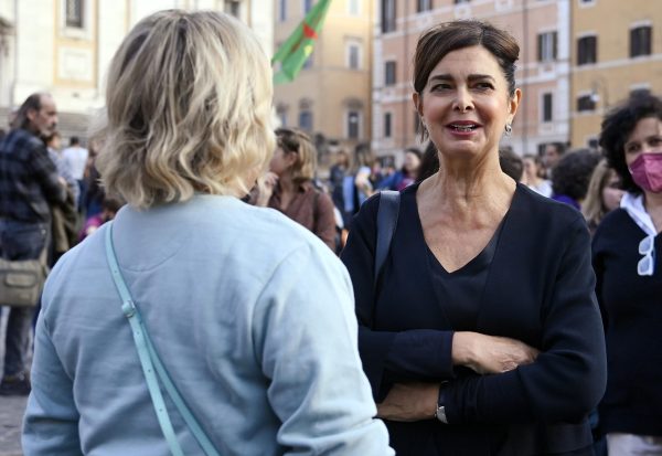 Boldrini in piazza per difendere l'aborto, le studentesse la attaccano 6 boldrini leggilo.org 29.9.22 scaled e1664465726687