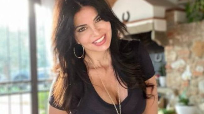 laura torrisi al mare è una bomba