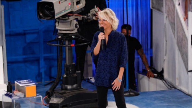 maria de filippi camicia amici 22
