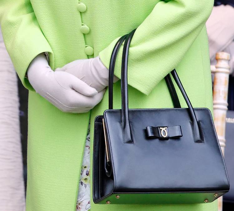 La borsetta della Regina Elisabetta (Vogue)