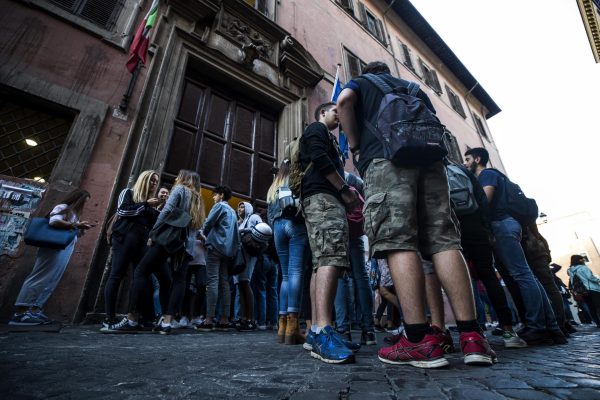 Assemblea studentesca contro Giorgia Meloni, intervengono i Carabinieri “Sono tornati i fascisti, vi ha mandato lei” dicono
