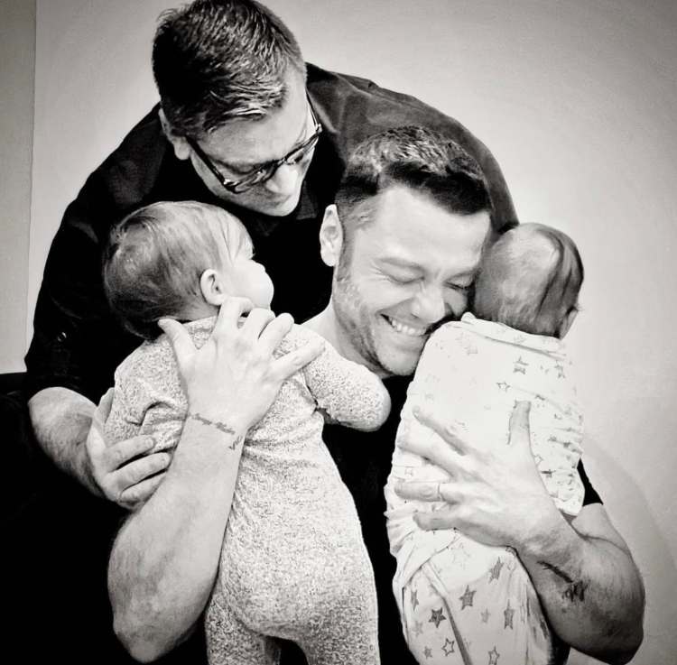 Tiziano Ferro e Victor Allen insieme ai figli (Instagram)