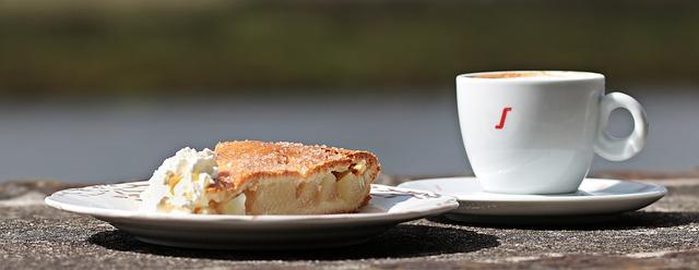 Torta ripiena alle mele? Fa impazzire tutti e costa pochissimo!