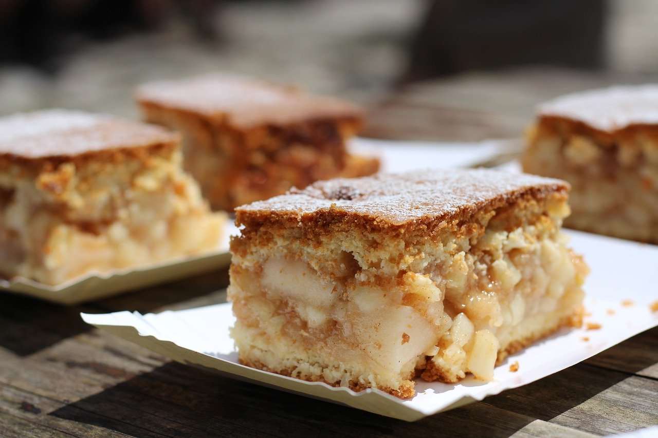 Torta ripiena alle mele? Fa impazzire tutti e costa pochissimo!