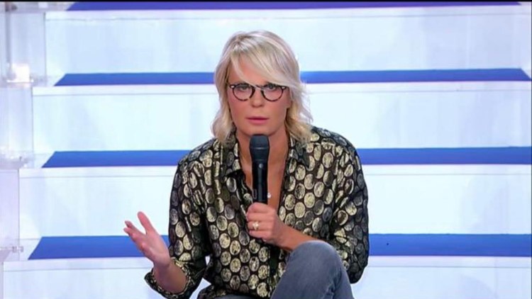 Maria De Filippi sempre più silenziosa durante le discussioni - Uomini e Donne (Solo Gossip)