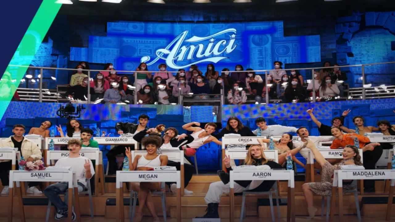 Amici 22 crollo aaron niveo cricca