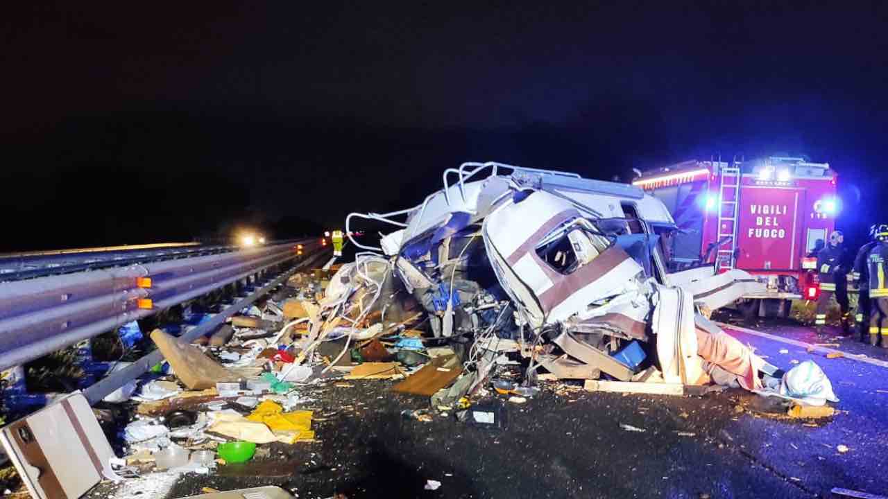 Disastro sull’A12: camion uccide due persone