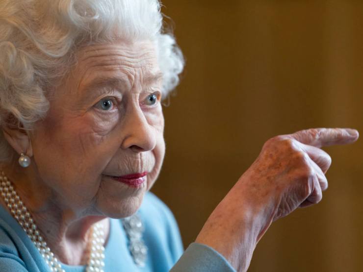 Regina Elisabetta bomba: Non è morta di vecchiaia | La voce da non credere