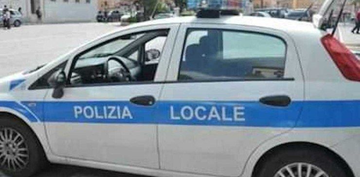 Auto dei Vigili ripulita a Roma 