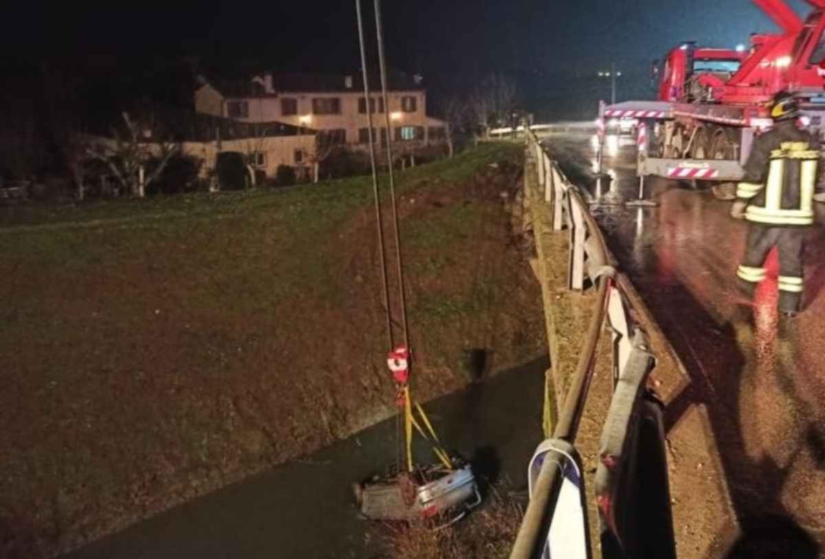 Verona auto nel canale