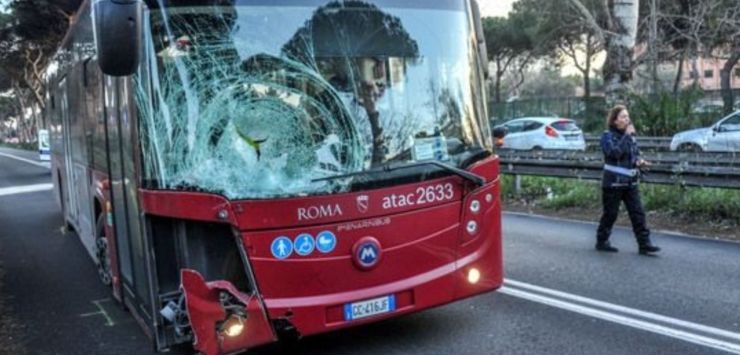 Lorenzo Moi travolto da un bus