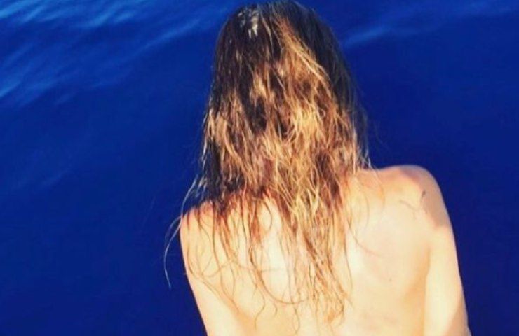 Marina La Rosa barca topless slip estate dentro