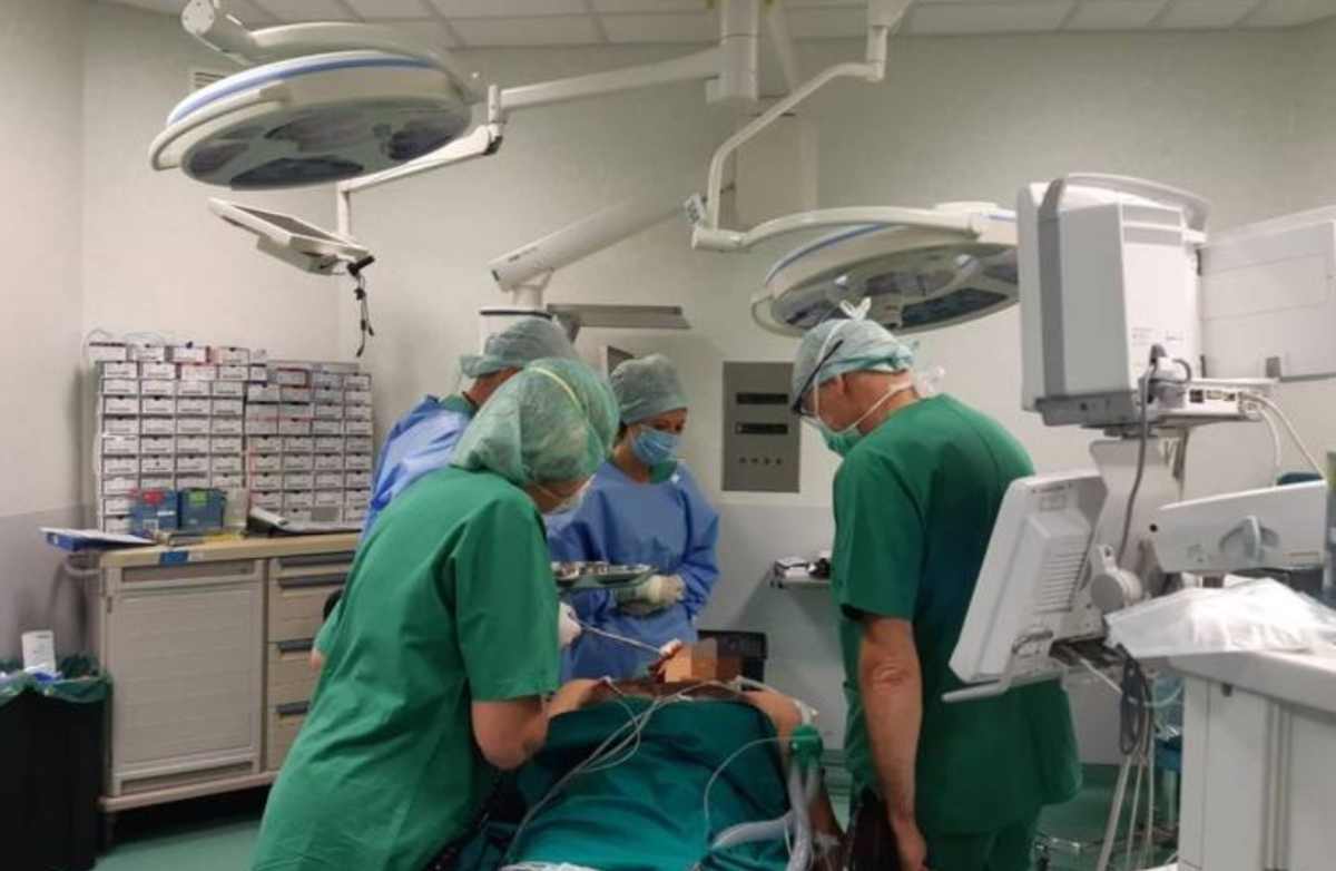 Medico balla in sala operatoria 