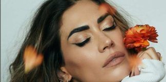 Melissa Satta posa illogica spalti si girano tutti