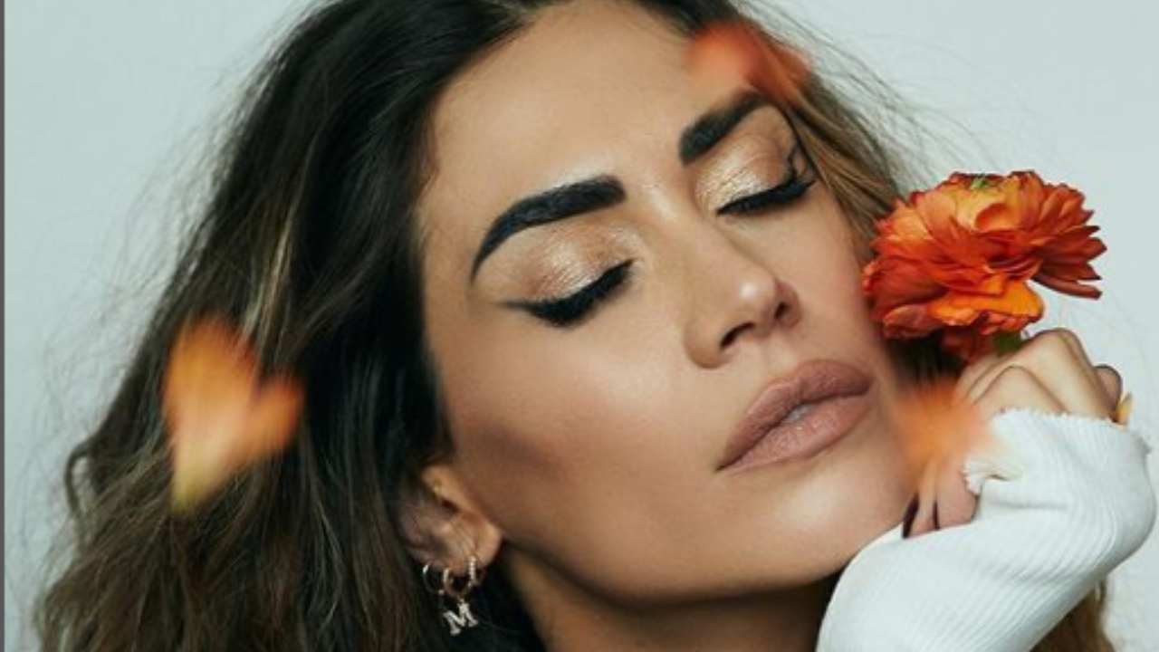 Melissa Satta posa illogica spalti si girano tutti