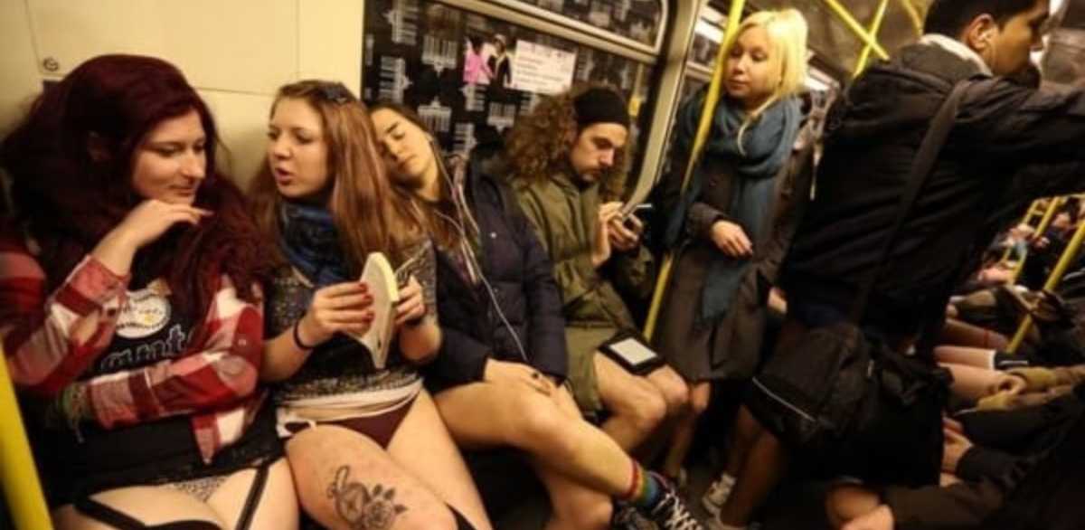 In metropolitana senza pantaloni: l'iniziativa per celebrare la stupidità 9 In metro senza pantaloni