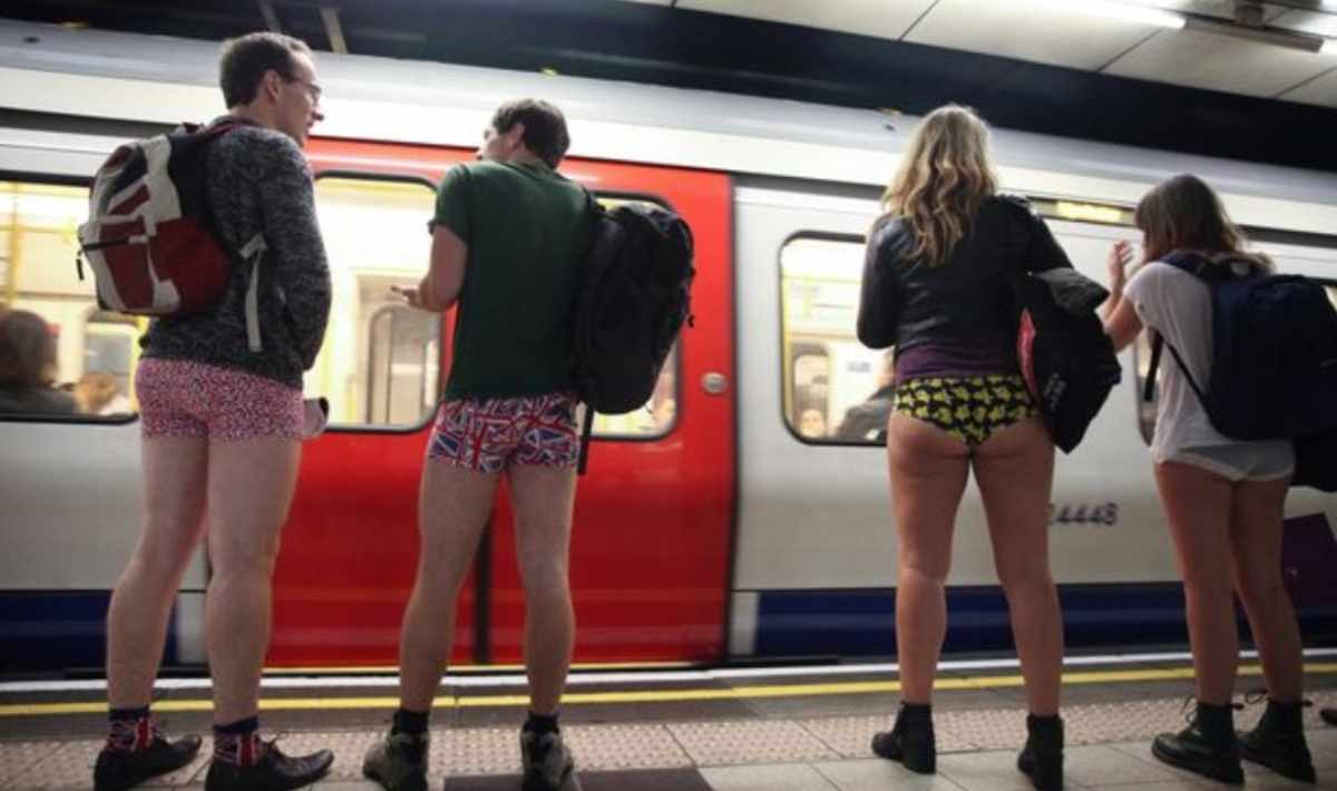 In metro senza pantaloni 
