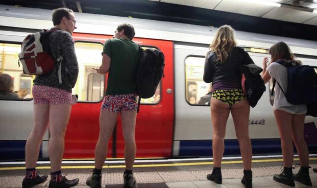 In metropolitana senza pantaloni: l'iniziativa per celebrare la stupidità 8 In metro senza pantaloni