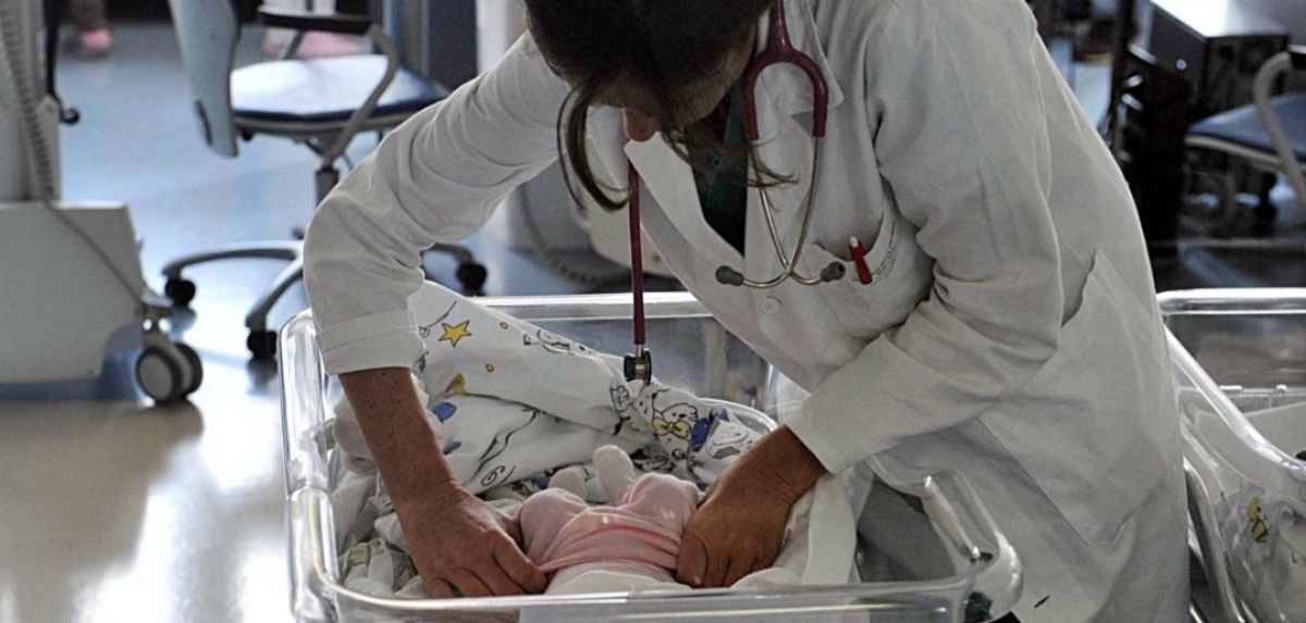 Roma neonato morto soffocato 