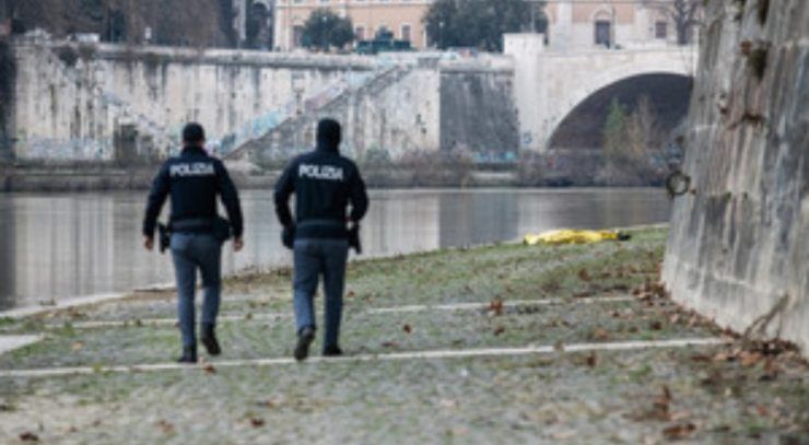 Trovata morta lungo il Tevere 