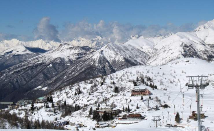 Va a sciare in minigonna