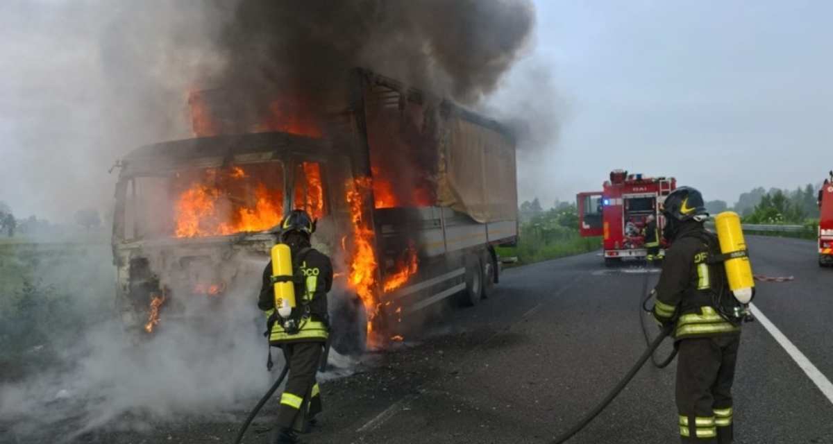 Tir prende fuoco sulla A4 