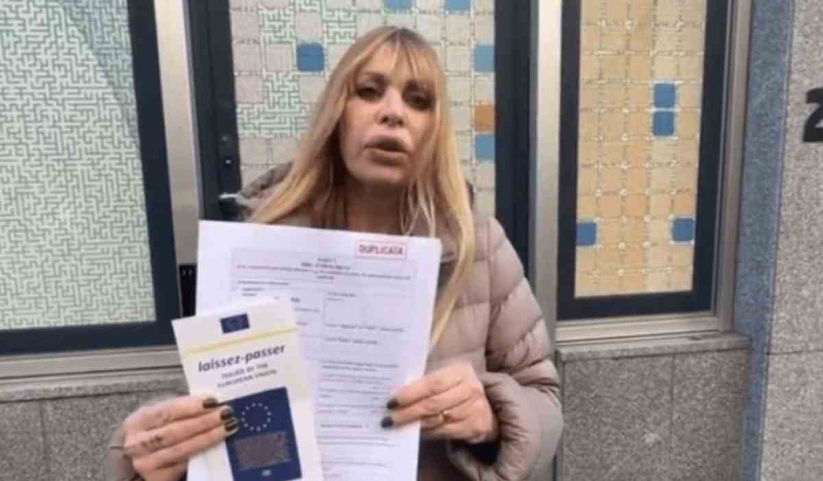 Alessandra Mussolini rifiuta il passaporto 