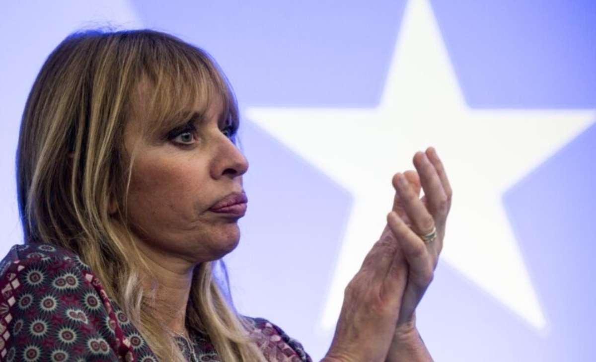 Alessandra Mussolini rifiuta il passaporto 