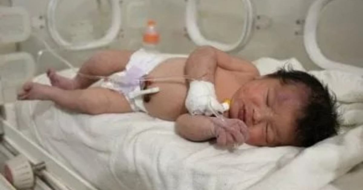 Siria neonata estratta dalle macerie 