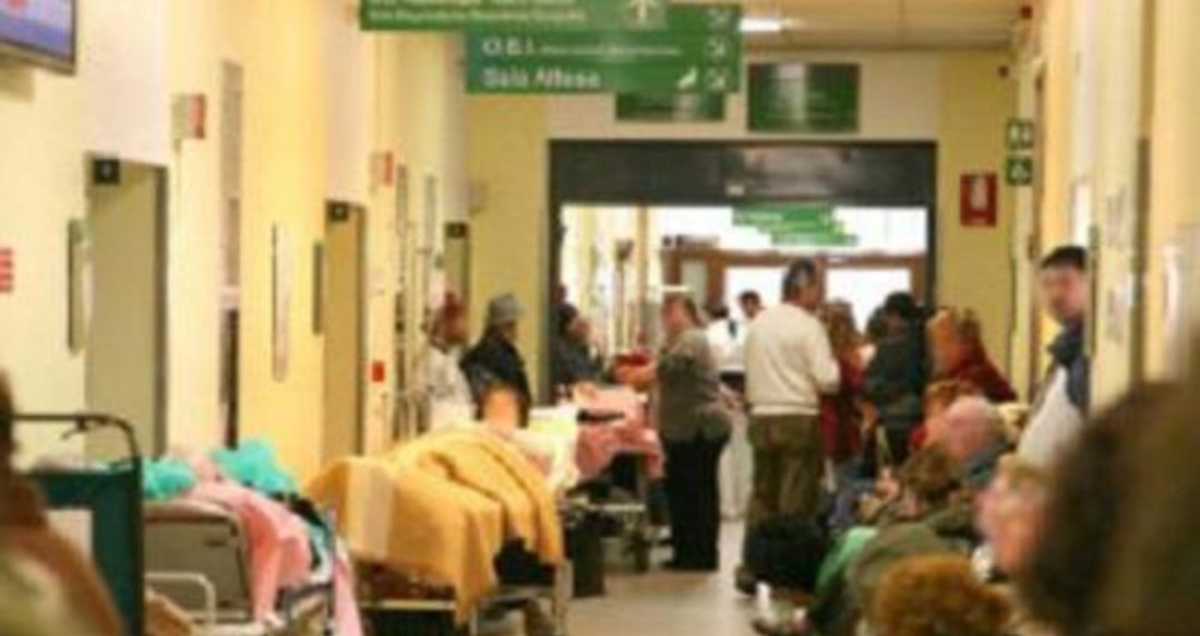Roma pazienti sul pavimento al Sant'Andrea