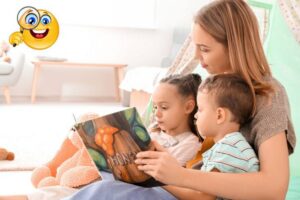 Bimbi che leggono un libro