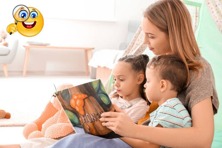 Bimbi che leggono un libro 
